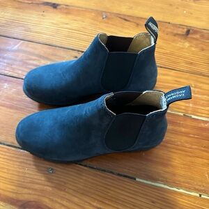 NWT - Blundstone Women’s Chelsea Ankle Boot (US W Size 7) Navy